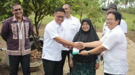 Pemkab Lamsel menyerahkan bantuan bedah rumah. Foto : ISt