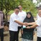 Pemkab Lamsel menyerahkan bantuan bedah rumah. Foto : ISt