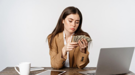 Pengusaha wajib bayar upah karyawan sesuai besaran UMP atau UMK. Foto : Benzoix/Freepik.com