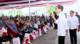 Presiden Joko Widodo memastikan bansos untuk warga kurang mampu tetap didistribusikan. Foto : Biro Satpres