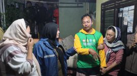 Di tengah guyuran hujan deras pada Selasa (14/4) malam, Wali Kota Bandar Lampung, Eva Dwiana, turun langsung menemui keluarga korban yang terbawa arus sungai di Kelurahan Garuntang, Kecamatan Bumi Waras.