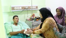 Wali Kota Bandar Lampung, Eva Dwiana, menyambangi Aulia Ahmad Akbar, pegawai Badan Penanggulangan Bencana Daerah (BPBD) Kota Bandar Lampung yang mengalami kecelakaan kerja saat menjalankan tugas evakuasi bencana di wilayah Gang Onta, Kecamatan Kedaton.