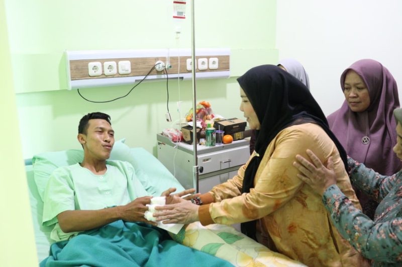 Wali Kota Bandar Lampung, Eva Dwiana, menyambangi Aulia Ahmad Akbar, pegawai Badan Penanggulangan Bencana Daerah (BPBD) Kota Bandar Lampung yang mengalami kecelakaan kerja saat menjalankan tugas evakuasi bencana di wilayah Gang Onta, Kecamatan Kedaton.