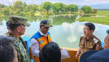Panglima Kodam XXI/Radin Inten, Mayjen TNI Kristomei Sianturi, turun langsung meninjau kondisi Bendungan Way Rarem pada Selasa (14/4/2026). Kegiatan ini turut dihadiri Kepala BBWS Mesuji Sekampung, Elroy Koyari, serta Bupati Lampung Utara, Hamartoni Ahadis.